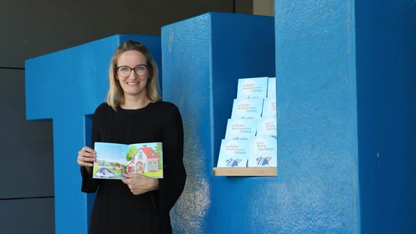 Impulsgeberin und Autorin Franziska Hegner mit dem Buch "Stufen des automatisierten Fahrens" (Foto: THI).