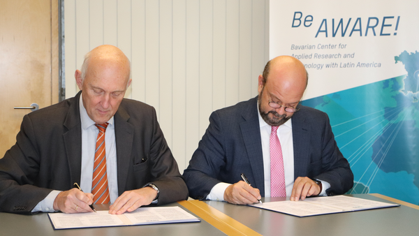 Prof. Dr. Walter Schober (left), President of THI and Prof. Dr. Ricardo Fonseca, Rector of UFPR, at the signing of the agreement. Source: THI