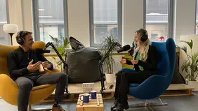 Ein Mann und eine Frau im Studiogespräch