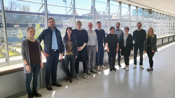 Gruppenfoto Frauen und Männer in der Hochschule