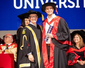 Überreichung der Promotionsurkunde an Dr. Michael Roth am RMIT in Melbourne