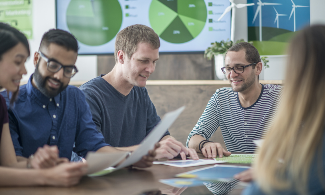 Mehrere Studierende sitzen zusammen