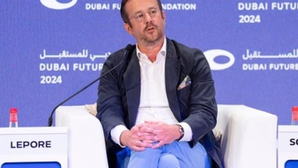 Mann als Sprecher bei einer Veranstaltung von Dubai Future Forum