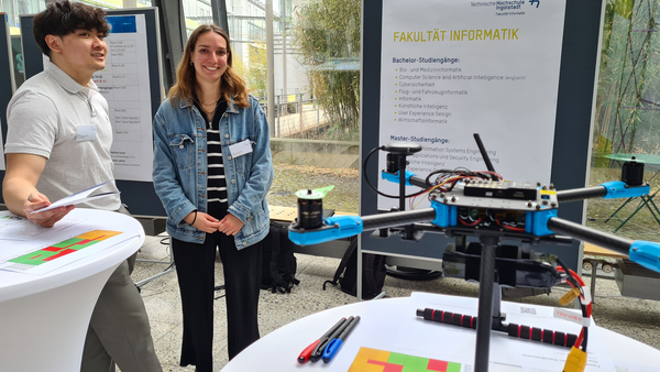 Studienbotschafter am Stand der Fakultät Informatik beim HIT 2024