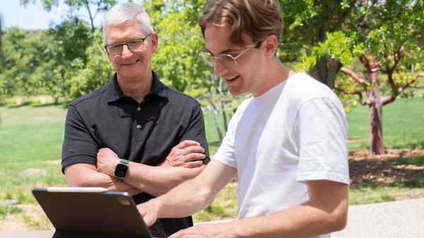 Student Henri Bredt mit Tim Cook