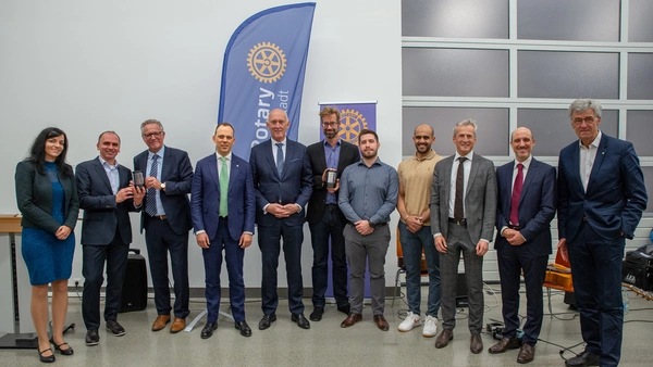 Die Preise nahmen Professor Michael Botsch (2.v.l.) und Professor Werner Huber (3.v.l.) für das "KIVI"-Team und Dr. Meinert Lewerenz (Mitte) für „I-BasE“ entgegen (Foto: Christine Olma).