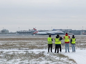 Studierende bei Beobachtungen am Flughafen Nüürnberg