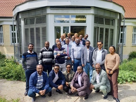 Gruppenfoto Frauen und Männer im Garten